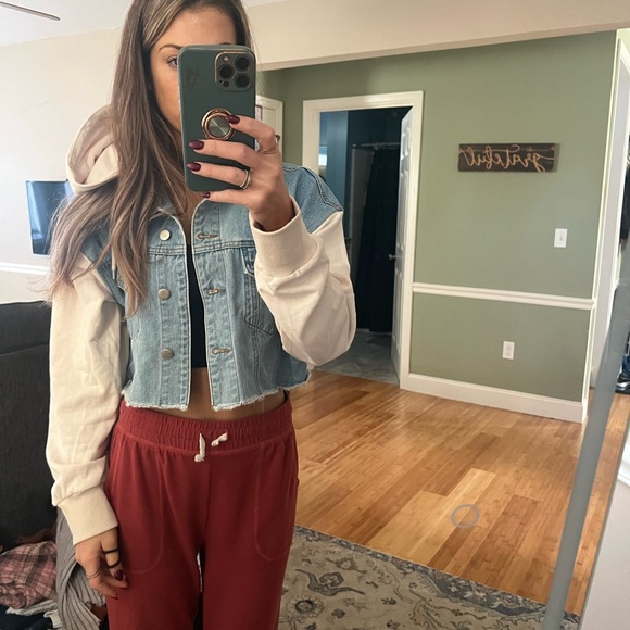 Hooded cropped jean jacket (with detachable hood) - Picture 5 of 7